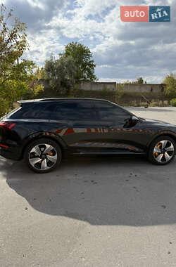 Внедорожник / Кроссовер Audi e-tron 2022 в 