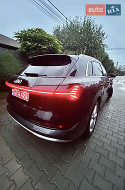Внедорожник / Кроссовер Audi e-tron 2023 в 