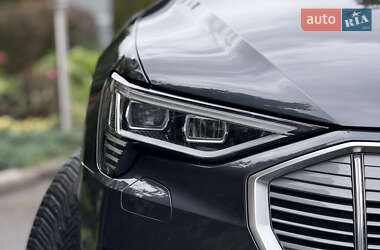 Внедорожник / Кроссовер Audi e-tron 2021 в 