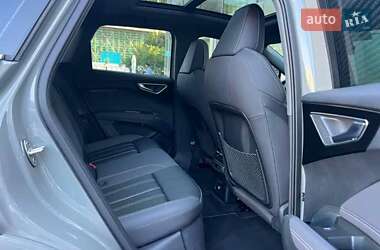 Позашляховик / Кросовер Audi e-tron 2024 в 