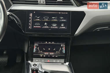 Позашляховик / Кросовер Audi e-tron 2021 в 
