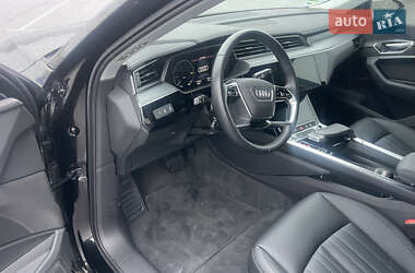 Позашляховик / Кросовер Audi e-tron 2023 в 