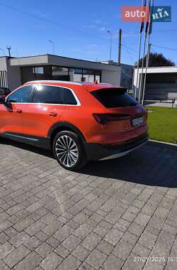 Позашляховик / Кросовер Audi e-tron 2022 в 