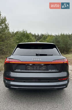 Внедорожник / Кроссовер Audi e-tron 2022 в 