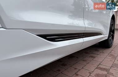 Позашляховик / Кросовер Audi e-tron 2021 в 