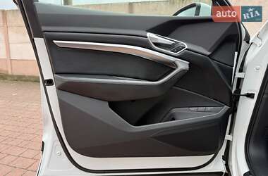 Позашляховик / Кросовер Audi e-tron 2021 в 