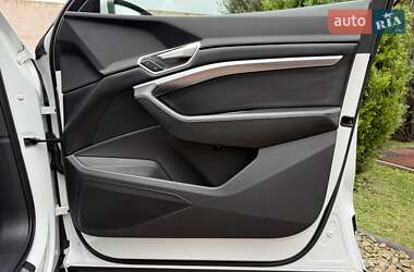Позашляховик / Кросовер Audi e-tron 2021 в 