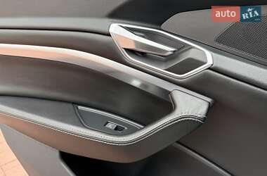 Позашляховик / Кросовер Audi e-tron 2021 в 