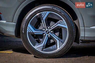 Позашляховик / Кросовер Audi e-tron 2023 в 