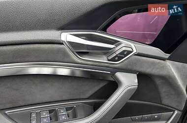 Позашляховик / Кросовер Audi e-tron 2022 в 