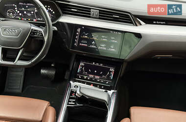 Внедорожник / Кроссовер Audi e-tron 2022 в 