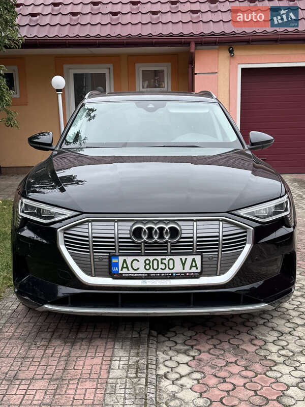 Позашляховик / Кросовер Audi e-tron 2019 в 