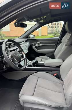 Позашляховик / Кросовер Audi e-tron 2021 в 