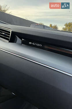 Внедорожник / Кроссовер Audi e-tron 2019 в 