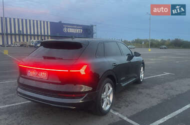 Позашляховик / Кросовер Audi e-tron 2023 в 