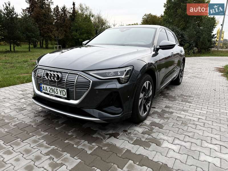 Внедорожник / Кроссовер Audi e-tron 2021 в 