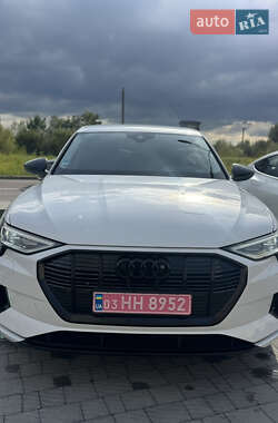 Позашляховик / Кросовер Audi e-tron 2023 в 