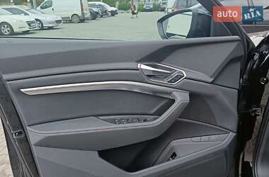 Позашляховик / Кросовер Audi e-tron 2021 в 