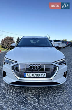 Позашляховик / Кросовер Audi e-tron 2021 в 