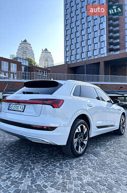Позашляховик / Кросовер Audi e-tron 2021 в 