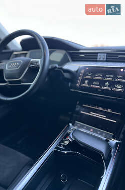 Позашляховик / Кросовер Audi e-tron 2021 в 
