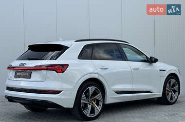 Позашляховик / Кросовер Audi e-tron 2022 в 