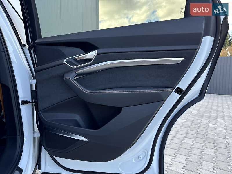 Позашляховик / Кросовер Audi e-tron 2022 в Мукачевому
