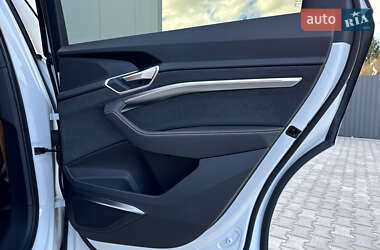 Позашляховик / Кросовер Audi e-tron 2022 в 