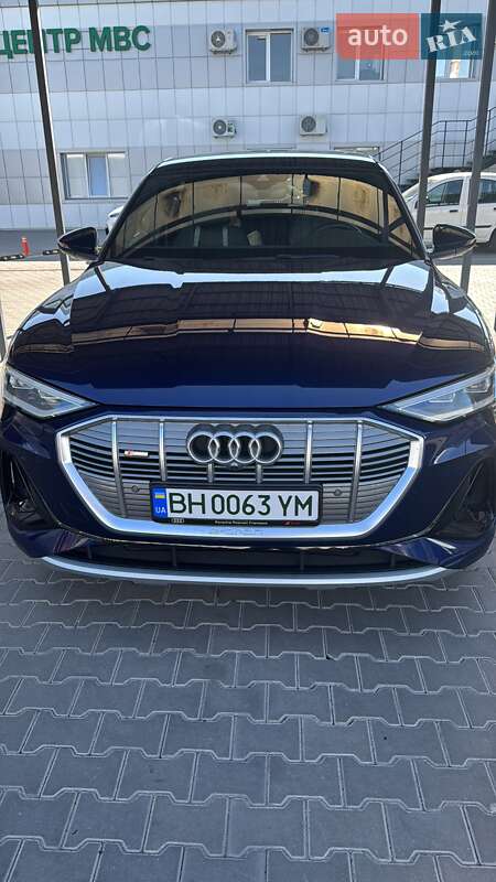 Позашляховик / Кросовер Audi e-tron 2022 в 