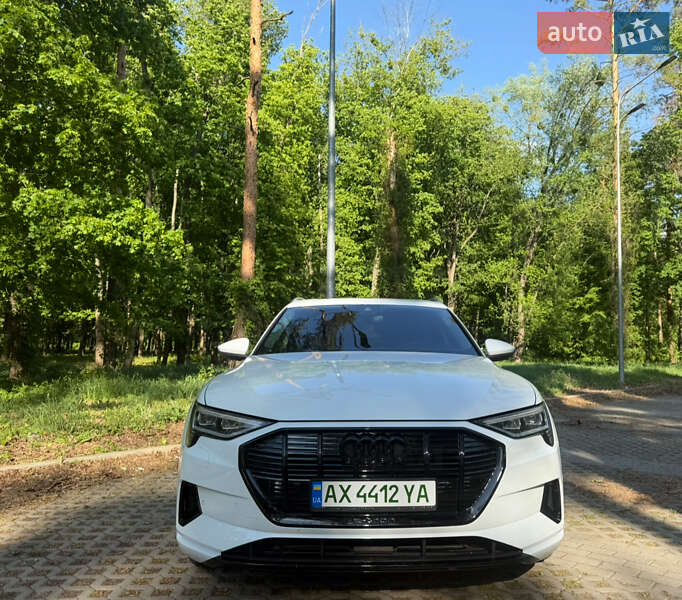 Внедорожник / Кроссовер Audi e-tron 2022 в 