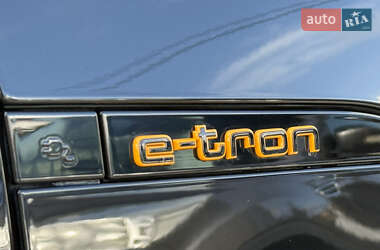Внедорожник / Кроссовер Audi e-tron 2022 в 