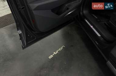 Позашляховик / Кросовер Audi e-tron 2021 в 