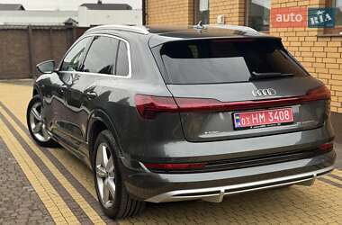 Позашляховик / Кросовер Audi e-tron 2022 в 
