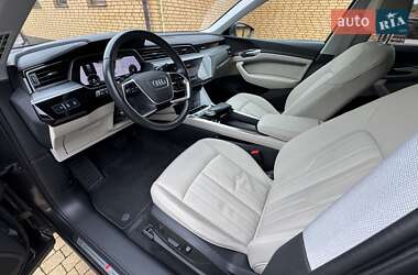 Позашляховик / Кросовер Audi e-tron 2022 в 