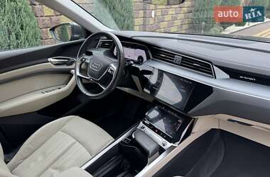 Позашляховик / Кросовер Audi e-tron 2022 в 
