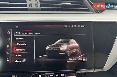 Позашляховик / Кросовер Audi e-tron 2022 в 