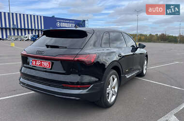 Позашляховик / Кросовер Audi e-tron 2023 в 