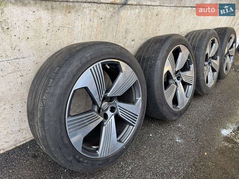 Позашляховик / Кросовер Audi e-tron 2019 в Чернівцях
