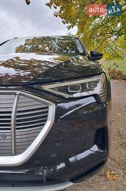 Позашляховик / Кросовер Audi e-tron 2021 в 