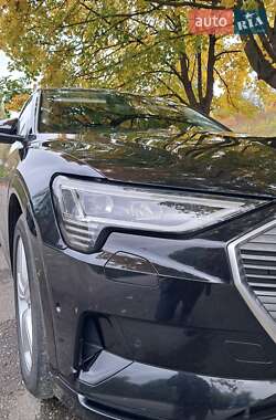 Позашляховик / Кросовер Audi e-tron 2021 в 