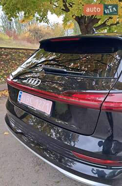 Позашляховик / Кросовер Audi e-tron 2021 в 