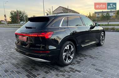 Внедорожник / Кроссовер Audi e-tron 2022 в 