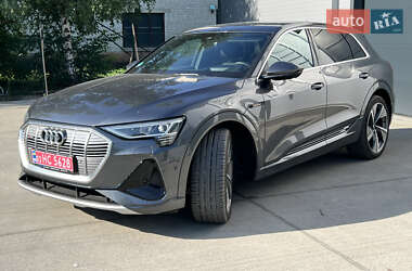 Позашляховик / Кросовер Audi e-tron 2022 в 