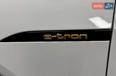 Позашляховик / Кросовер Audi e-tron 2019 в 