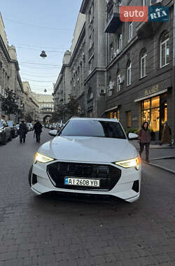 Позашляховик / Кросовер Audi e-tron 2019 в 