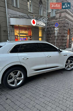 Позашляховик / Кросовер Audi e-tron 2019 в 