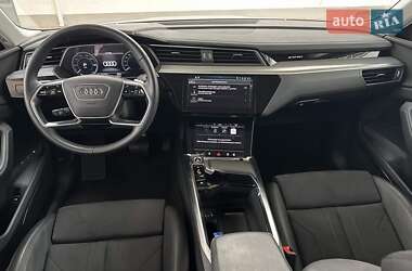 Позашляховик / Кросовер Audi e-tron 2022 в 