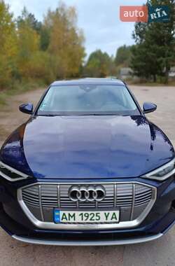 Позашляховик / Кросовер Audi e-tron 2021 в 