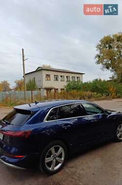 Позашляховик / Кросовер Audi e-tron 2021 в 