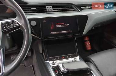 Позашляховик / Кросовер Audi e-tron 2021 в 